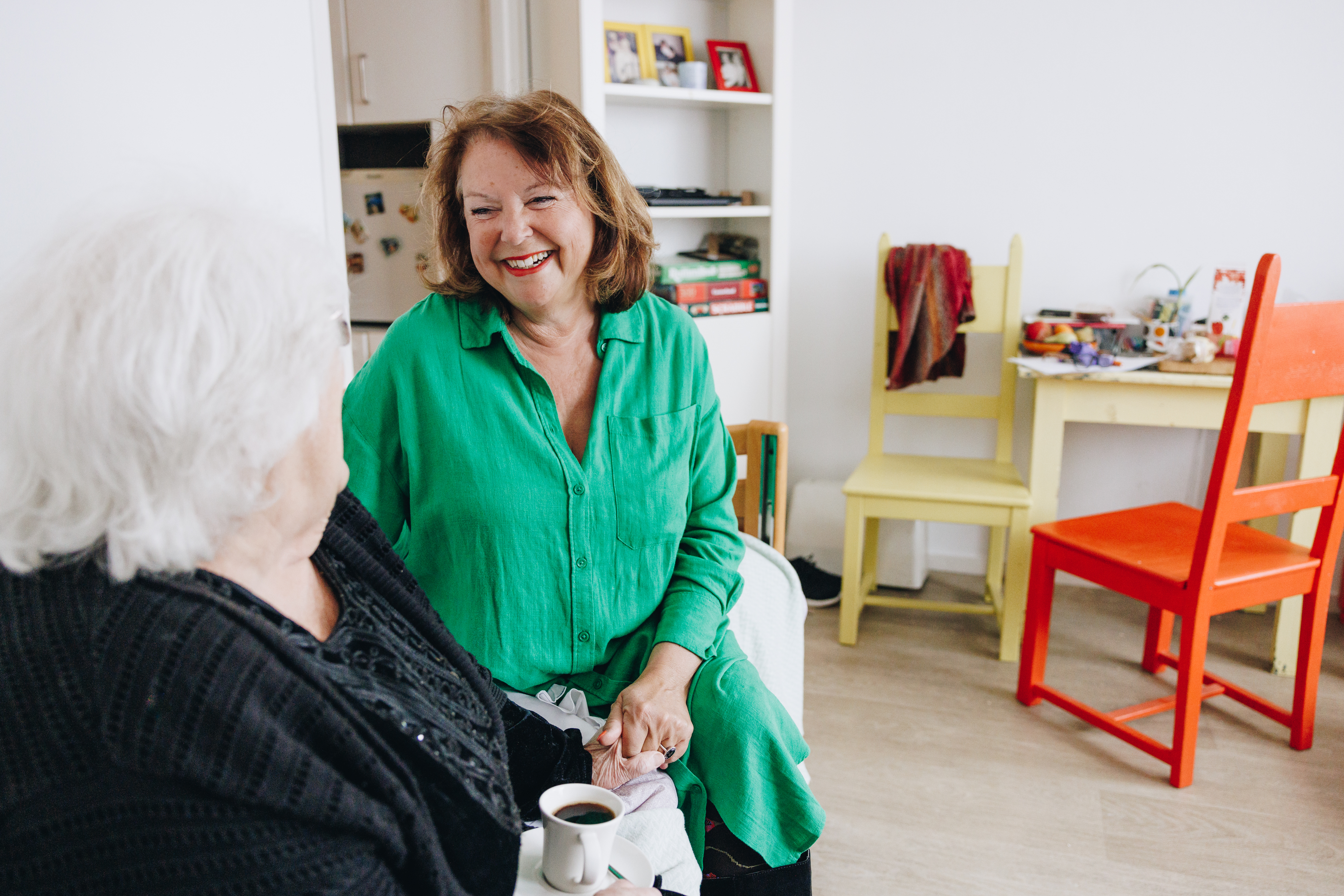 09 03 2023 Zorgpartners De Breeje Hendrick Bewoner Medewerker Lachen Kamer Koffie Zitten Bed Close Up