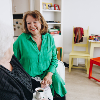 09 03 2023 Zorgpartners De Breeje Hendrick Bewoner Medewerker Lachen Kamer Koffie Zitten Bed Close Up