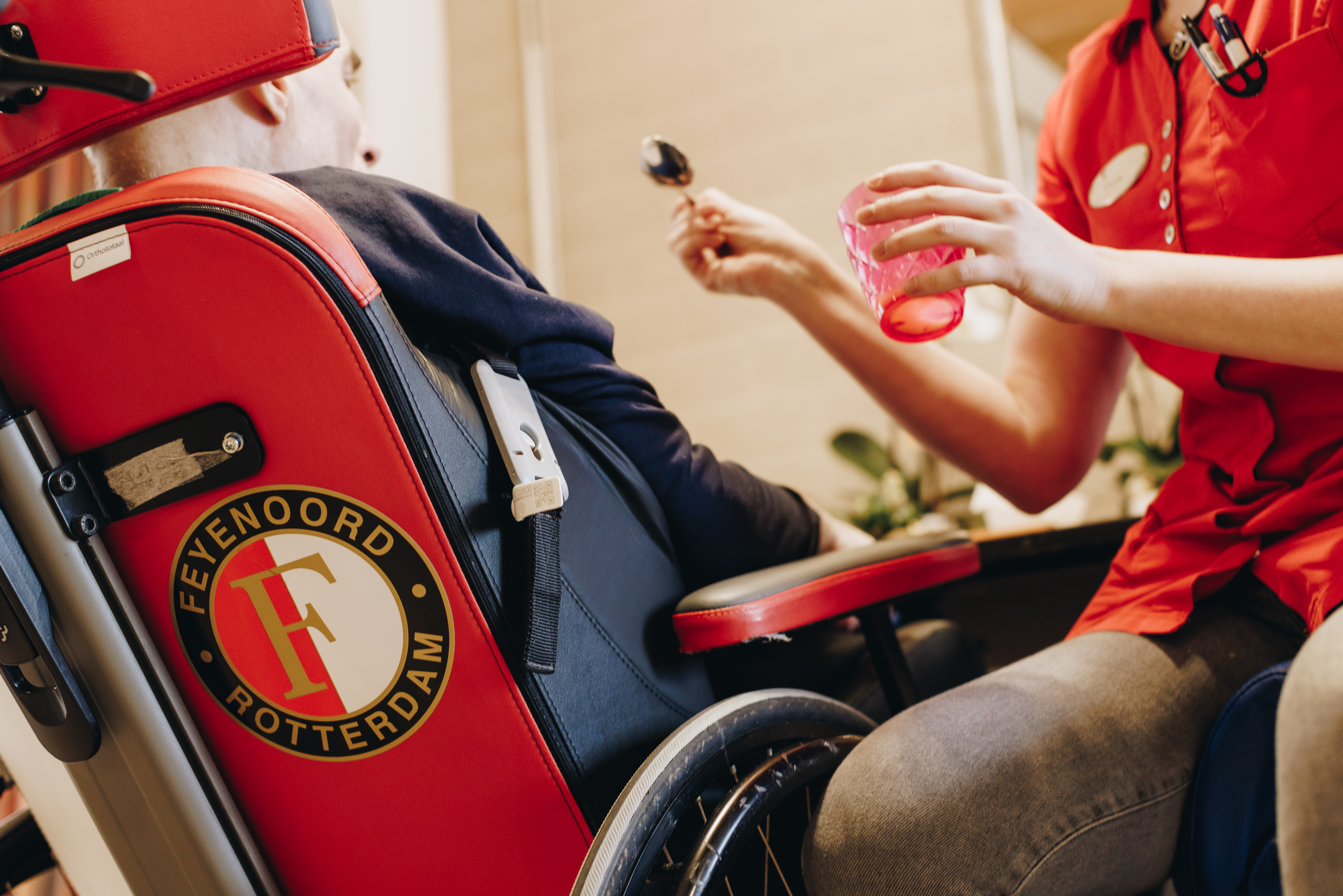 09 03 2023 Zorgpartners De Breeje Hendrick Bewoner Rolstoel Feyenoord Medewerker