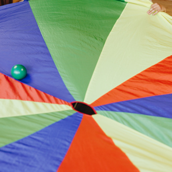 Ronssehof Welzijn Activiteit Bewoner Spel Doek Bal Stagiair Jongere Bewegen Verticaal