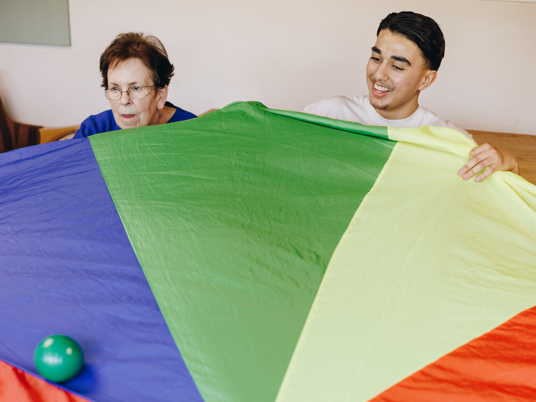 Ronssehof Welzijn Activiteit Bewoner Spel Doek Bal Stagiair Jongere Bewegen Verticaal