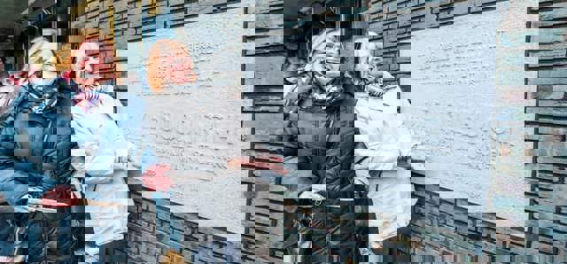 Zp19nov25 Onthulling Steen