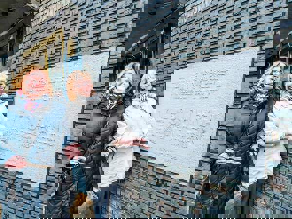 Zp19nov25 Onthulling Steen