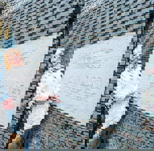 Zp19nov25 Onthulling Steen