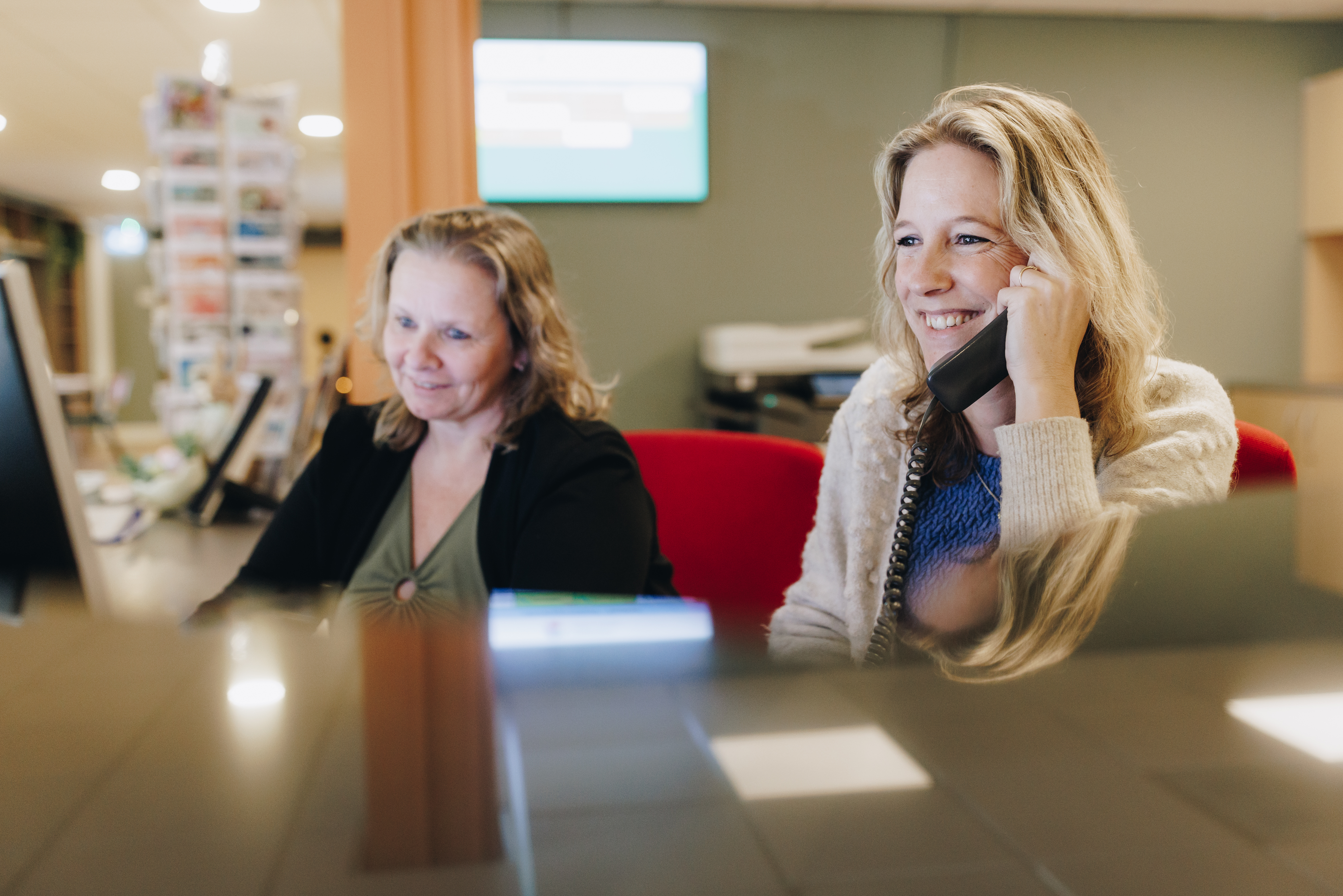 23 03 2023 De Vijverhof En De Meent Closeup Balie Receptie Bellen