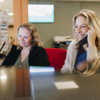 23 03 2023 De Vijverhof En De Meent Closeup Balie Receptie Bellen