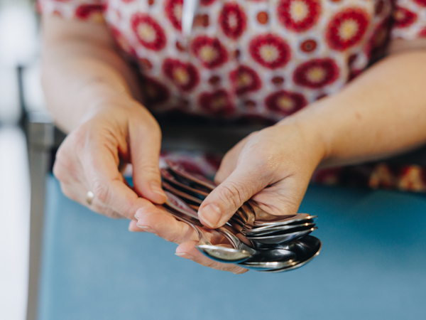 13 04 2023 Floravita Zorgpartners Closeup Vrijwilliger Bestek Eetruimte