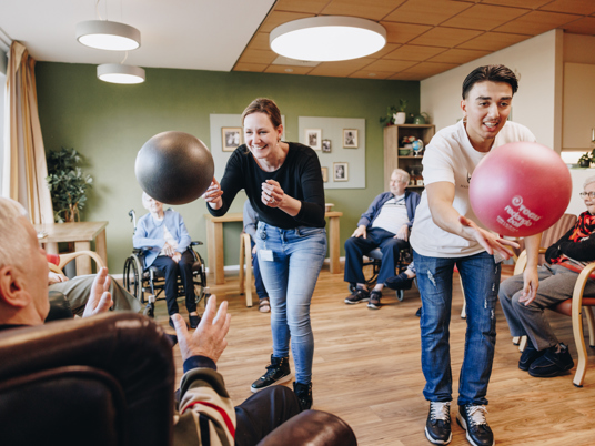 Ronssehof Bewoners Activiteit Medewerker Interactie Balspel Welzijn Bewegen Stagiair Jongere Bal Gooien