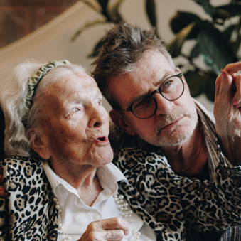 11 04 2023 ZPMH Prinsenhof Interactie Moeder Zoon Closeup