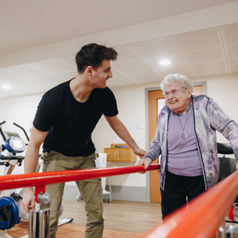 10 02 2023 Zorgpartners Savelberg Bewoner Fysiotherapeut Lopen Brug