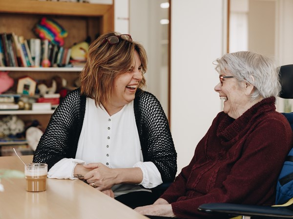 27 03 2023 De Rietkraag Souburgh Zorgpartners Bewoner Medewerker Lachen Gezellig