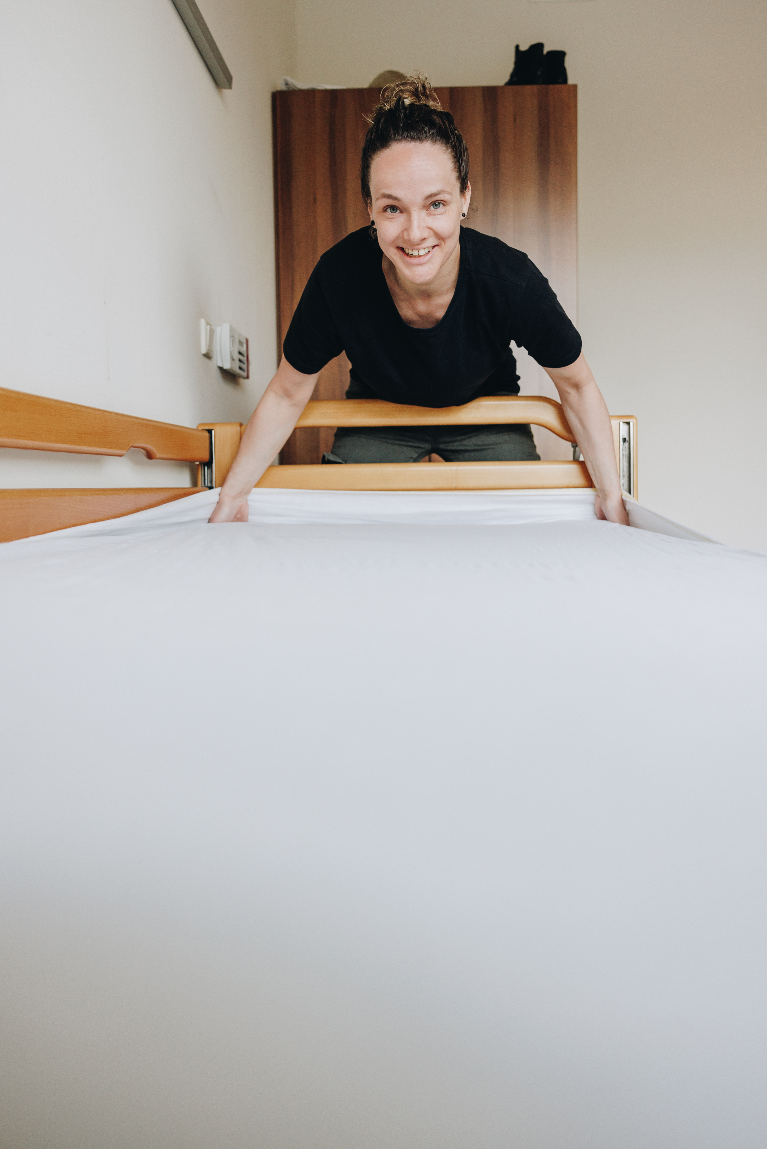 11 04 2023 ZPMH Prinsenhof Medewerker Lachen Bed Opmaken Staand Vrouw