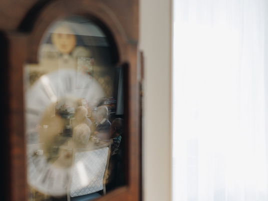 09 02 2023 Zorgpartners De Reehorst Klok Bewoners Weerspiegeling