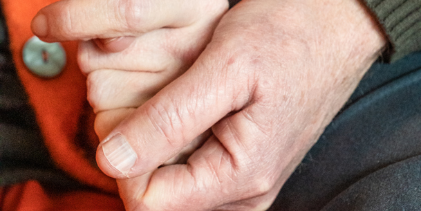 24 02 2023 Zorgpartners Prinsenhof Dementie Dzep Echtpaar Hand Vasthouden Closeup