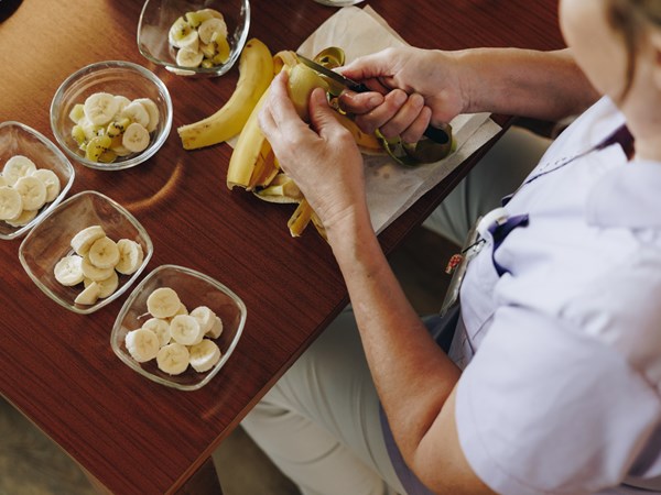 23 03 2023 De Vijverhof En De Meent Eten Fruit Tafel Medewerker