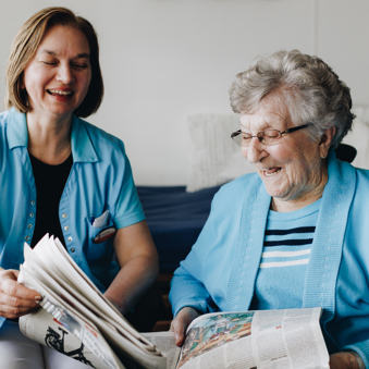 10 02 2023 Zorgpartners Savelberg Medewerker Bewoner Krant Lezen