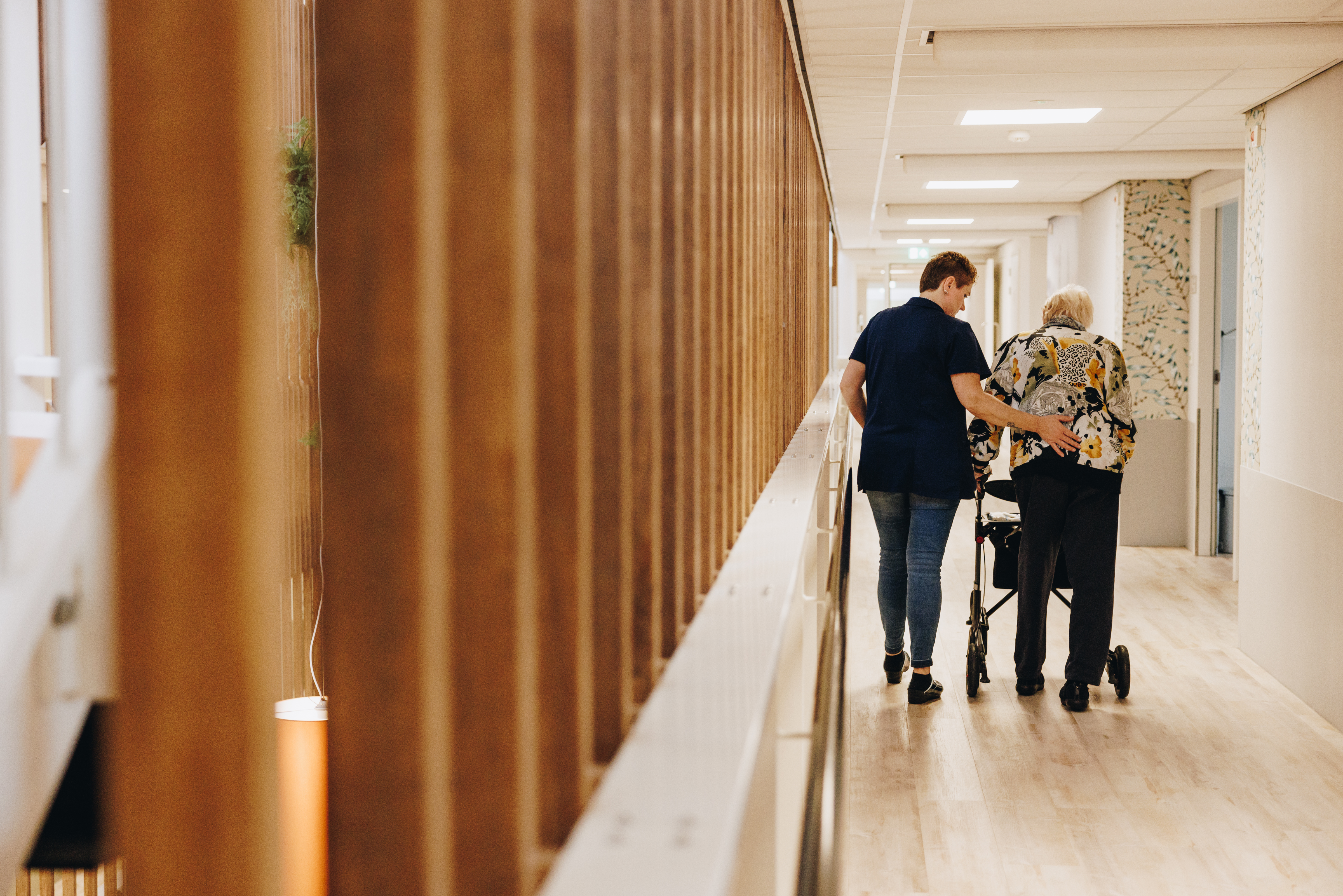 13 04 2023 Floravita Zorgpartnersmedewerker Helpen Bewoner Rollator Gang