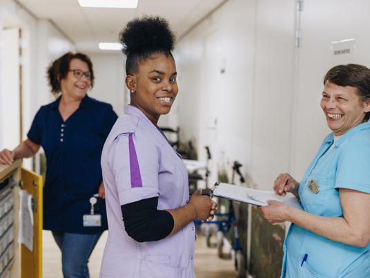 27 03 2023 De Rietkraag Souburgh Zorgpartners Interactie Lachen Collegas Werknemers Pillen