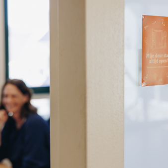 03 04 2023 Gouwestein Zorgpartners Bellen Lachen Medewerker Deur Open Gastvrij