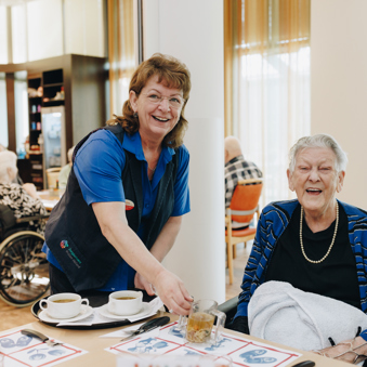 10 02 2023 Zorgpartners Savelberg Soep Bewoner Medewerker Restaurant Uitserveren