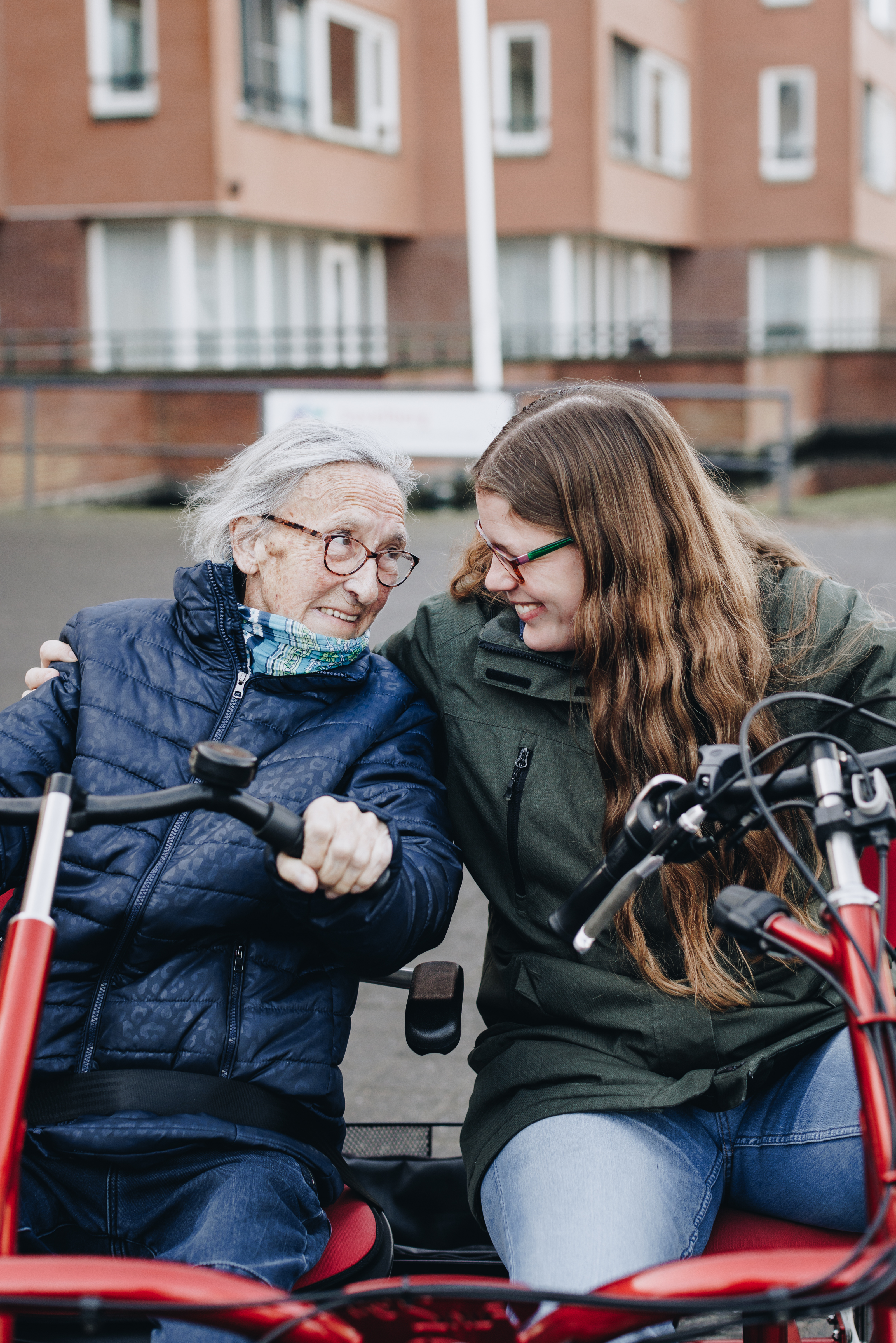 10 02 2023 Zorgpartners Savelberg Medewerker Bewoner Duofiets Pand Aankijken Portret