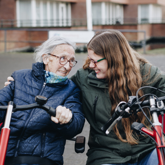10 02 2023 Zorgpartners Savelberg Medewerker Bewoner Duofiets Pand Aankijken Portret