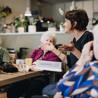 09 02 2023 Zorgpartners De Reehorst Medewerker Bewoners Welzijn Activiteit Voorlezen Koffie Drinken Tafel Uitleggen