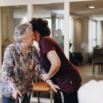 09 02 2023 Zorgpartners De Reehorst Bewoner Medewerker Collega Gang Oor Fluisteren