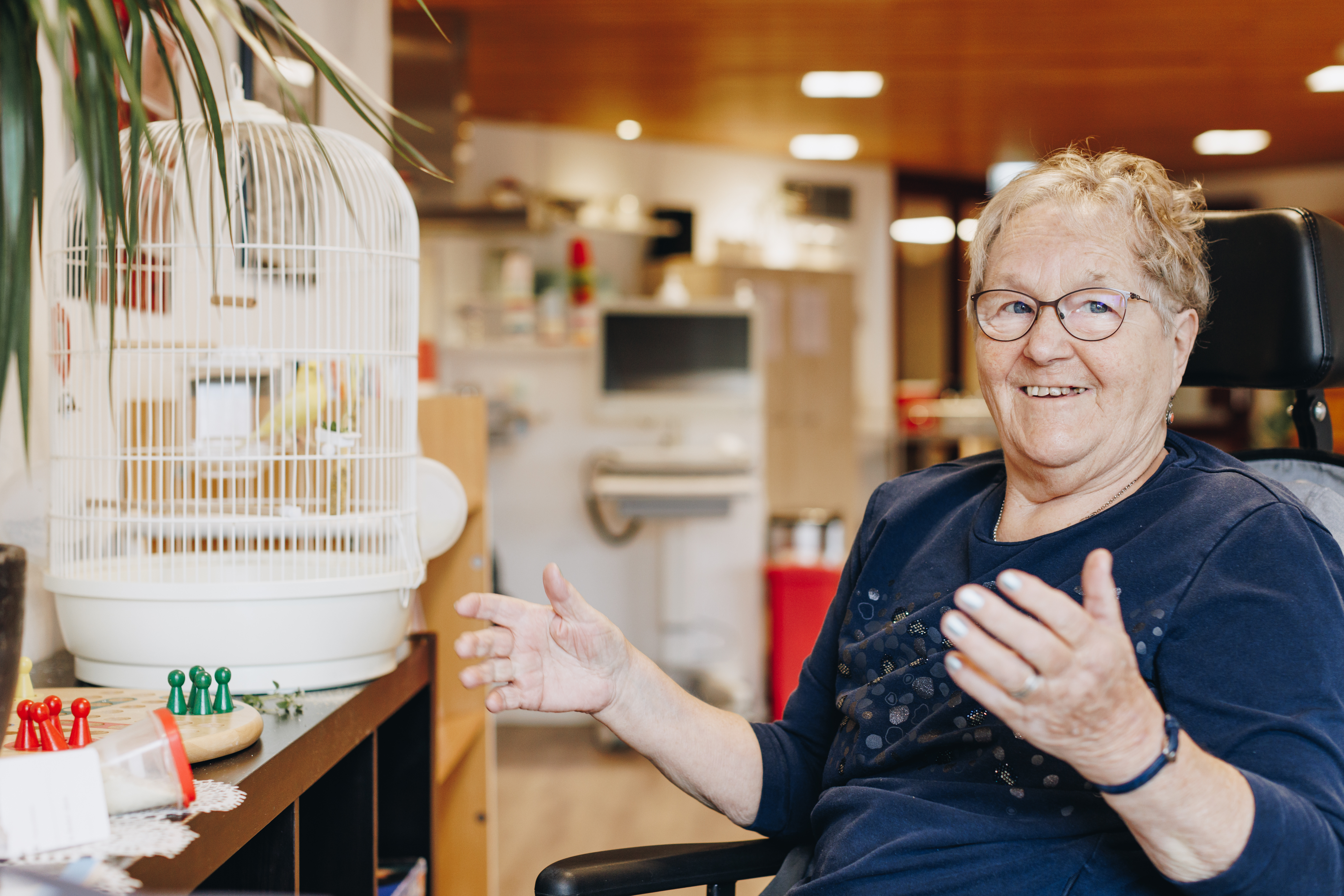 09 03 2023 Zorgpartners De Breeje Hendrick Bewoner Rolstoel Parkiet Vogelkooi