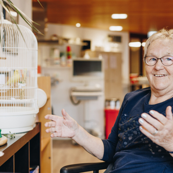 09 03 2023 Zorgpartners De Breeje Hendrick Bewoner Rolstoel Parkiet Vogelkooi