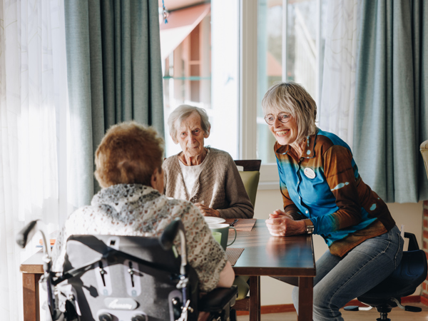 03 04 2023 Gouwestein Zorgpartners Interactie Medewerker Bewoners Tafel Rolstoel Koffie