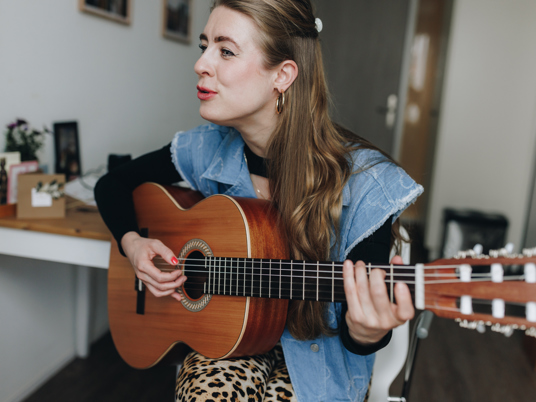 18 04 2023 Zorgpartners De Hanepraij Medewerker Activiteit Gitaar Closeup