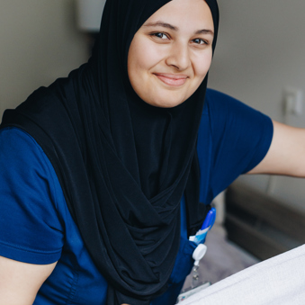 01 10 2024 ZPMH De Hanepraij Medewerker Lachen Hoofddoek