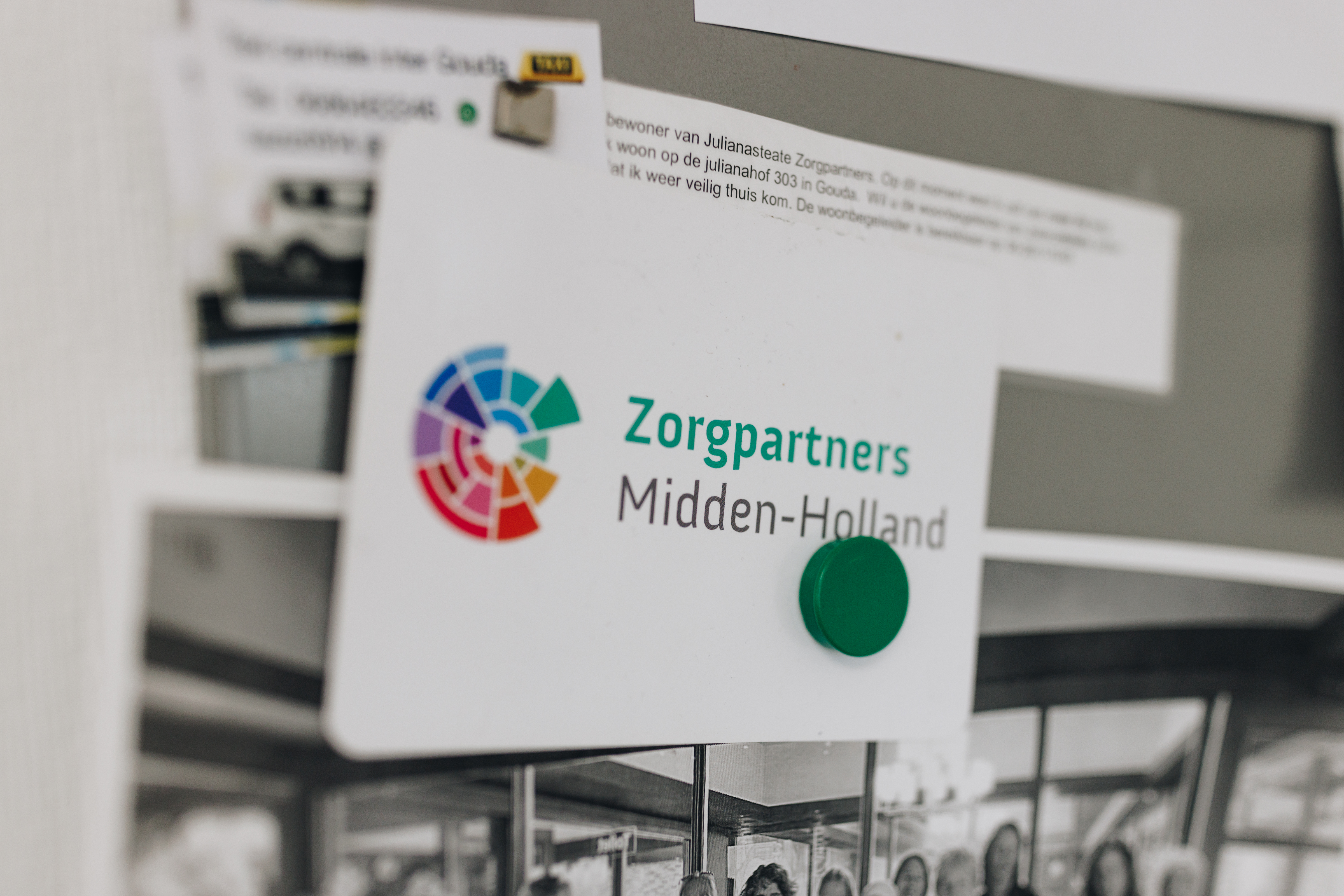 06 04 2023 ZPMH Julianastaete Closeup Logo Kaartje Mededelingenbord