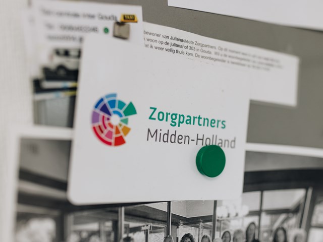 06 04 2023 ZPMH Julianastaete Closeup Logo Kaartje Mededelingenbord