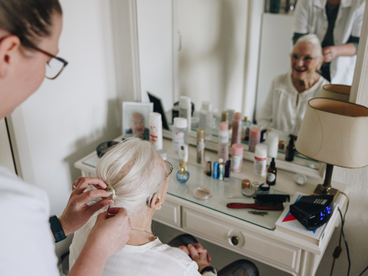 17 04 2023 Zorgpartners Thuiszorg Medewerker Cliënt Haar Vlechten Kaptafel Spiegel