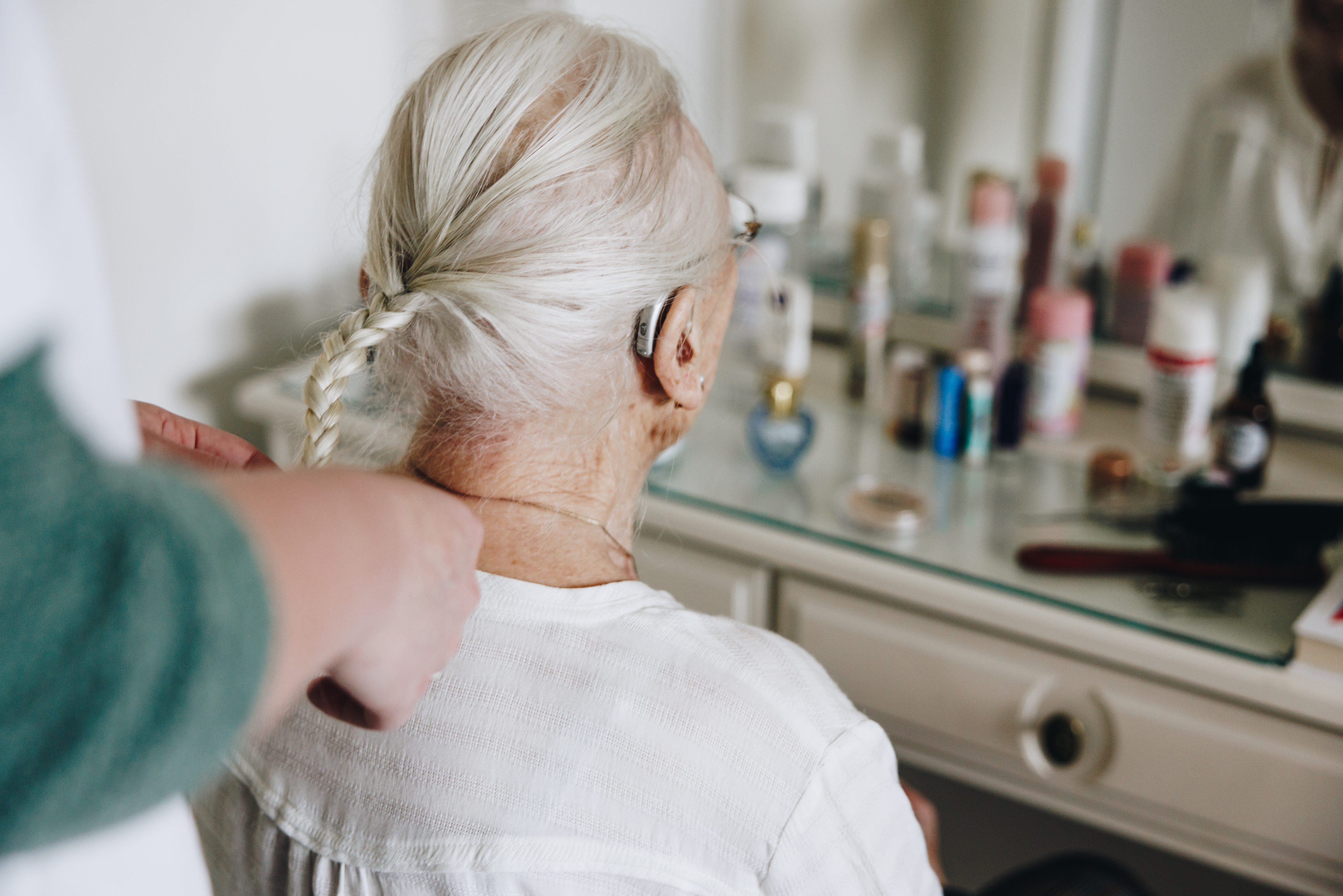 17 04 2023 Zorgpartners Thuiszorg Medewerker Cliënt Haar Vlechten Kaptafel