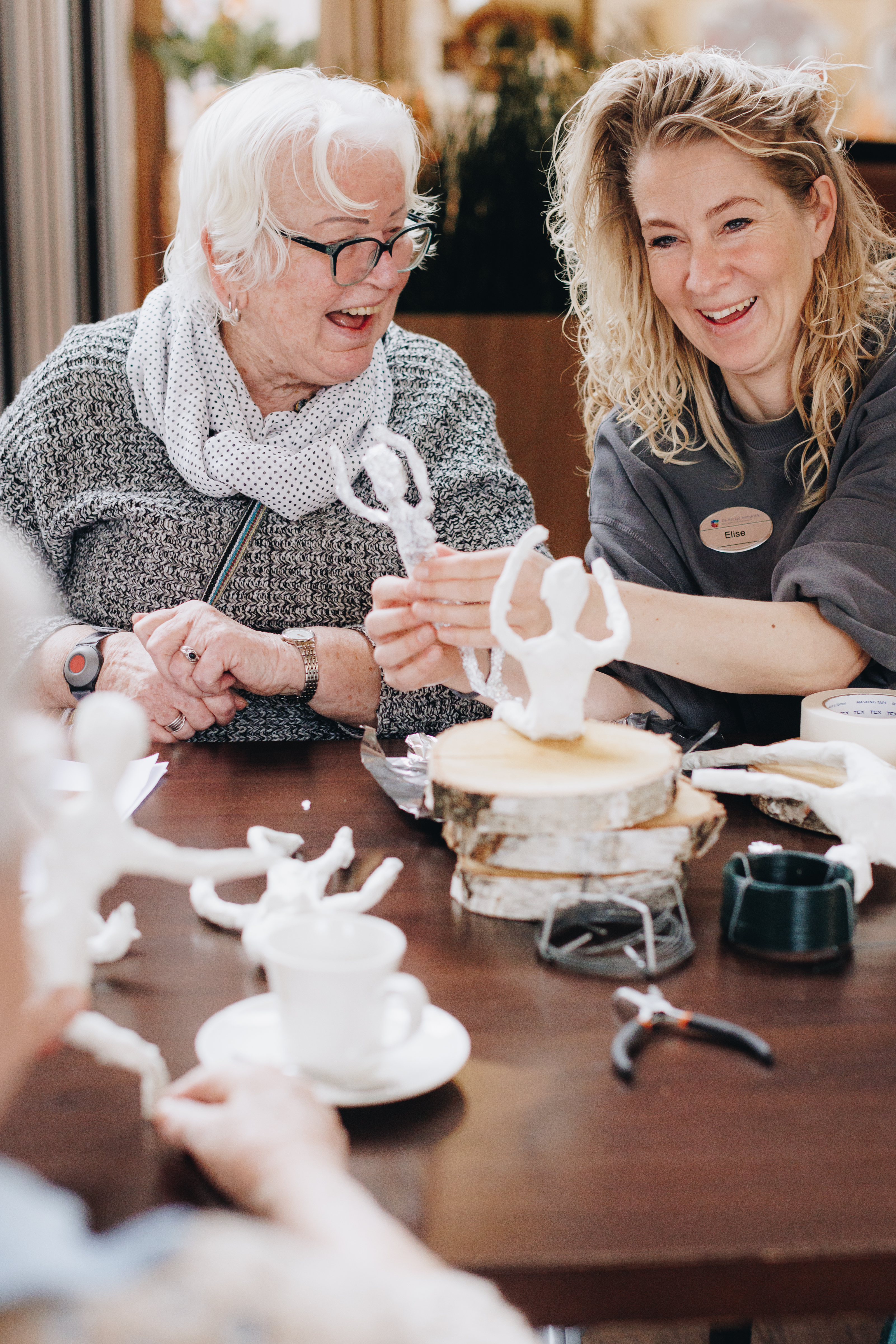 09 03 2023 Zorgpartners De Breeje Hendrick Bewoner Medewerker Welzijn Handwerken Activiteit Close Up Staand Lachen
