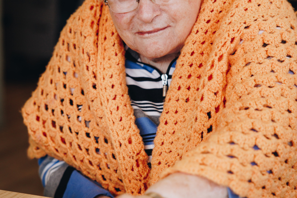 09 03 2023 Zorgpartners De Breeje Hendrick Bewoner Spelletje Ganzenbord Welzijn Close Up Staand