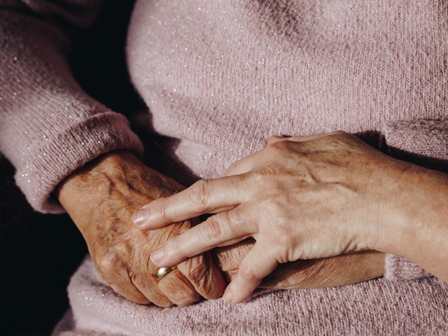 09 02 2023 Zorgpartners De Reehorst Bewoner Medewerker Collega Handen Close Up Staand