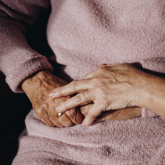 09 02 2023 Zorgpartners De Reehorst Bewoner Medewerker Collega Handen Close Up Staand