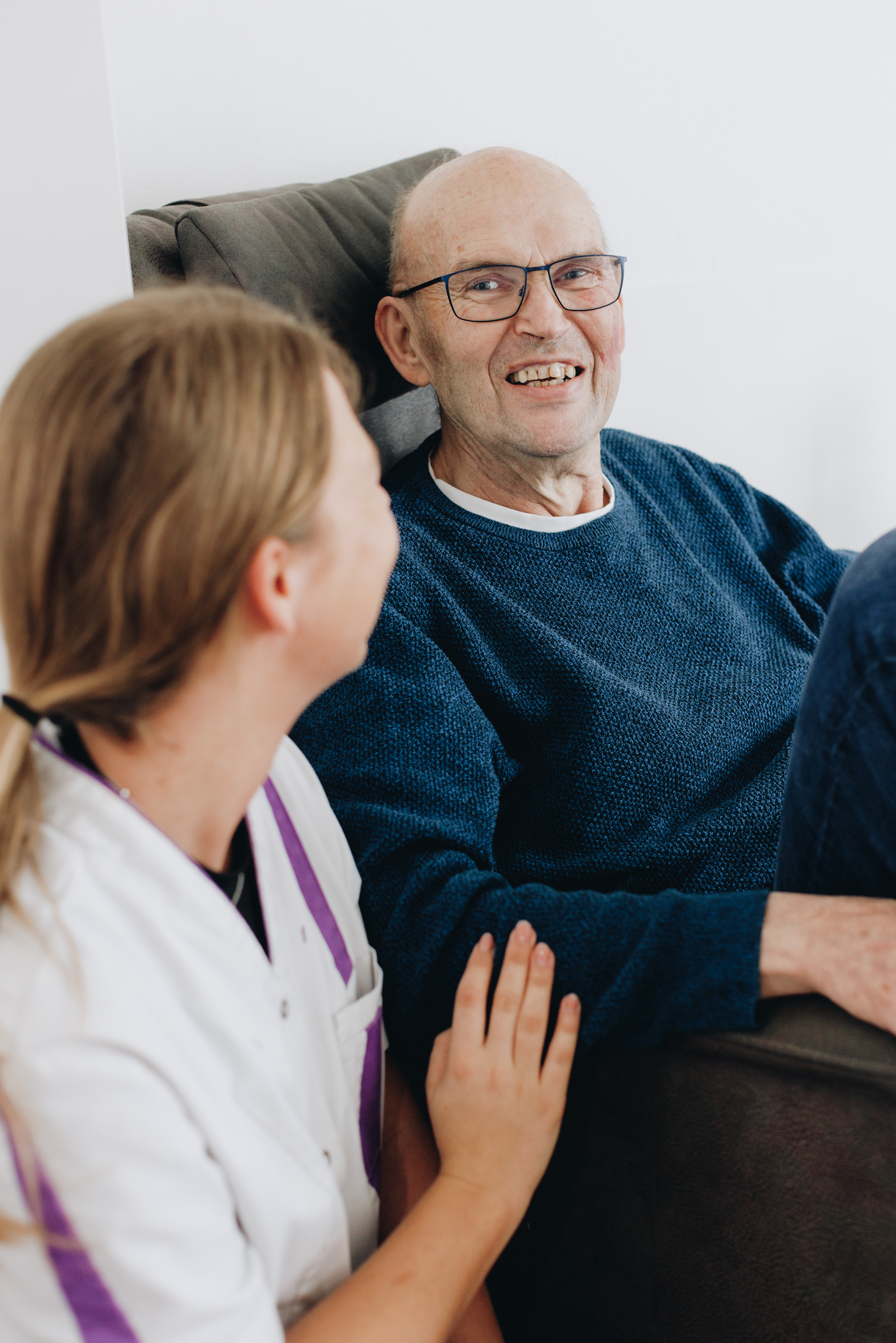 18 04 2023 Zorgpartners De Hanepraij Closeup Bewoner Medewerker Intractie Lachen