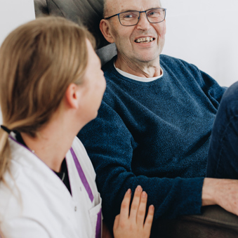 18 04 2023 Zorgpartners De Hanepraij Closeup Bewoner Medewerker Intractie Lachen