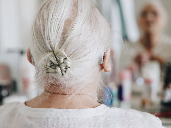 17 04 2023 Zorgpartners Thuiszorg Cliënt Haar Knot Achterkant