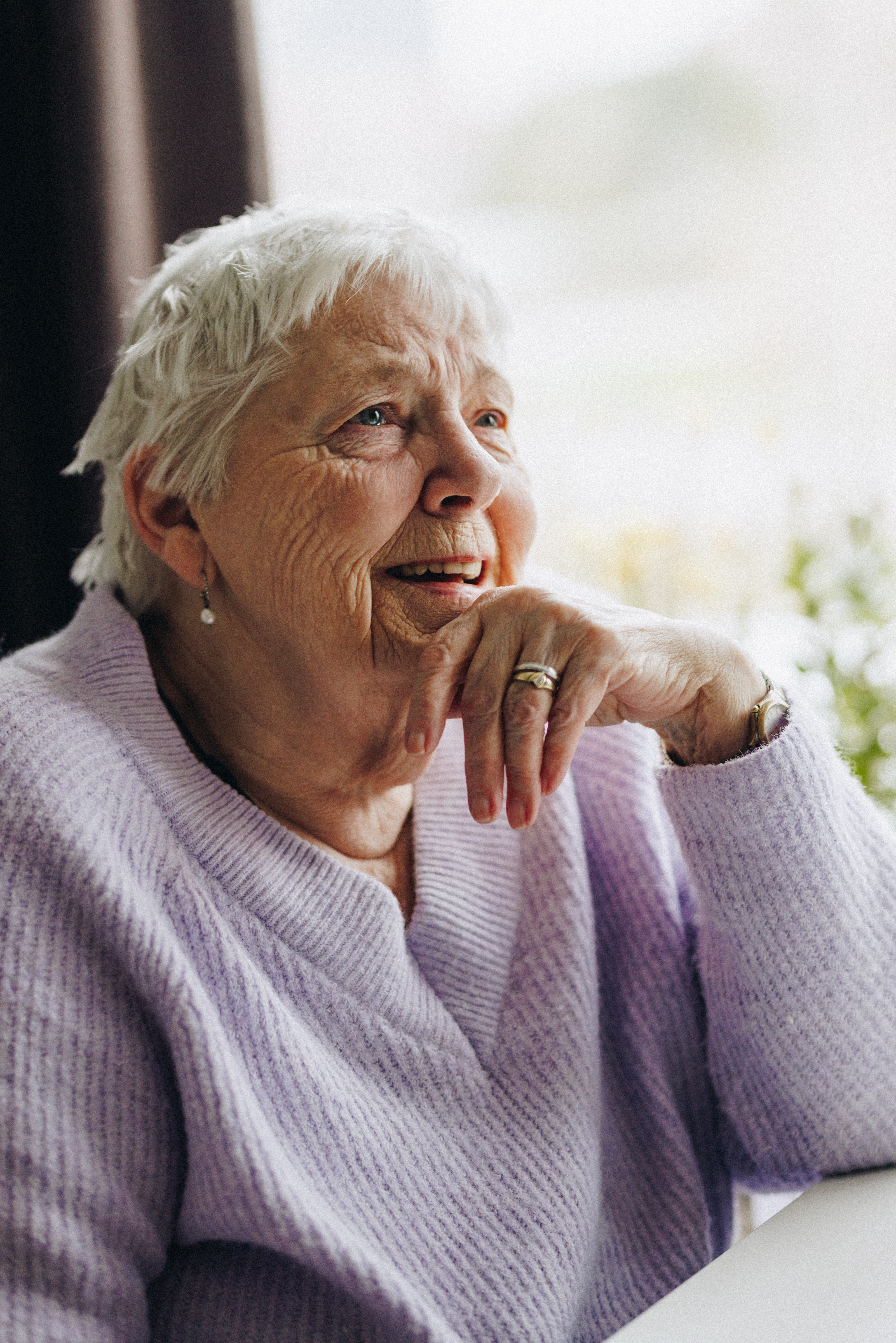 06 04 2023 ZPMH Julianastaete Interactie Serieus Bewoner Staand Vrouw