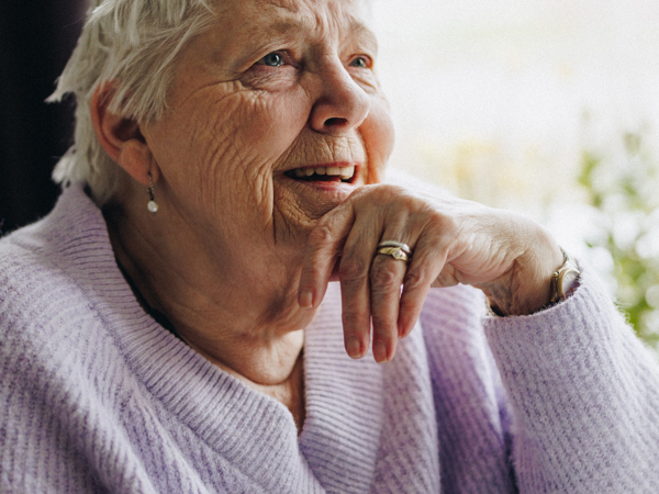 06 04 2023 ZPMH Julianastaete Interactie Serieus Bewoner Staand Vrouw