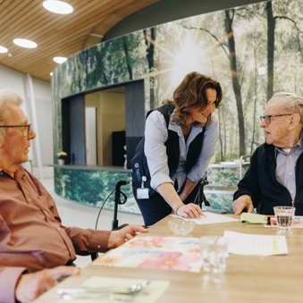 20 04 2023 Irishof Zorgpartners Bewoners Medewerker Grotezaal Liggend Eten