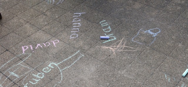 Zwaaisteen Ronssehof Onthulling Krijt