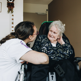 11 04 2023 ZPMH Prinsenhof Bewoner Interactie Rolstoel Kamer Medewerker