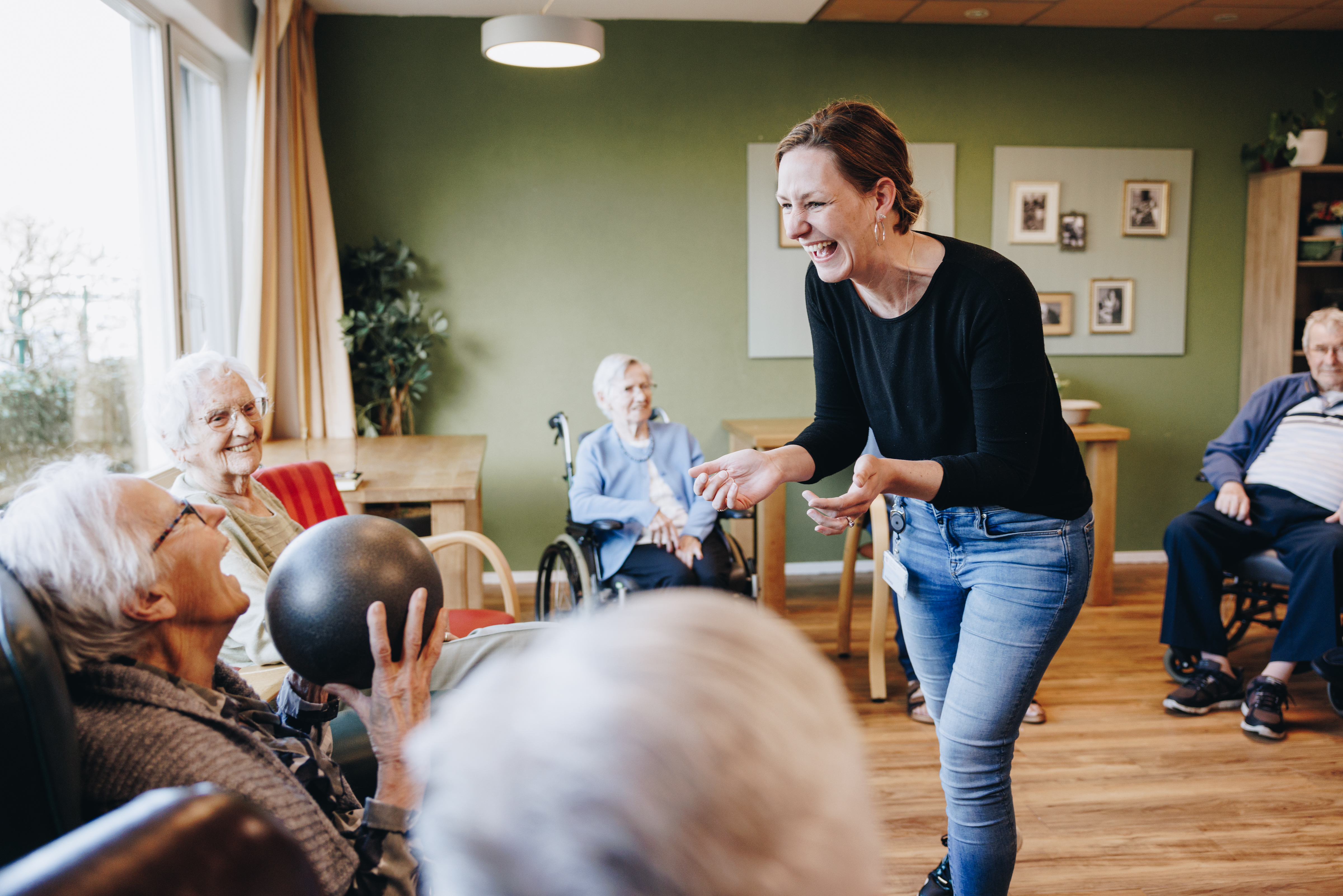 Ronssehof Bewoners Activiteit Medewerker Interactie Balspel Welzijn Bewegen Bal Lachen